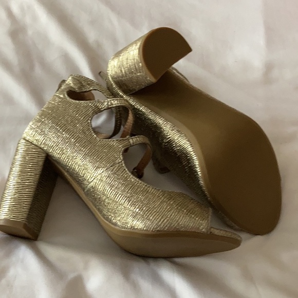 NWT REPORT Go strap sandals never worn - Picture 4 of 5